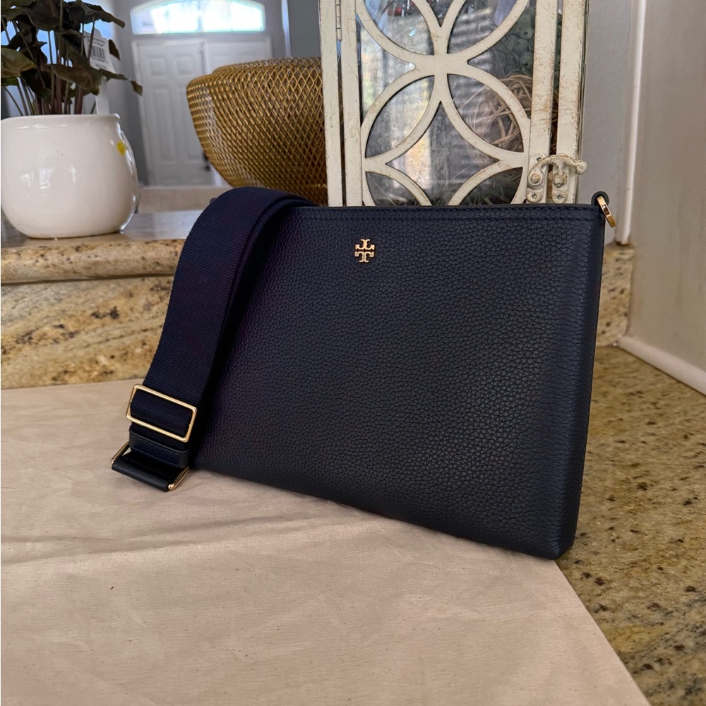 New Tory Burch BLAKE SWINGPACK  TORY NAVY - Picture 2 of 9